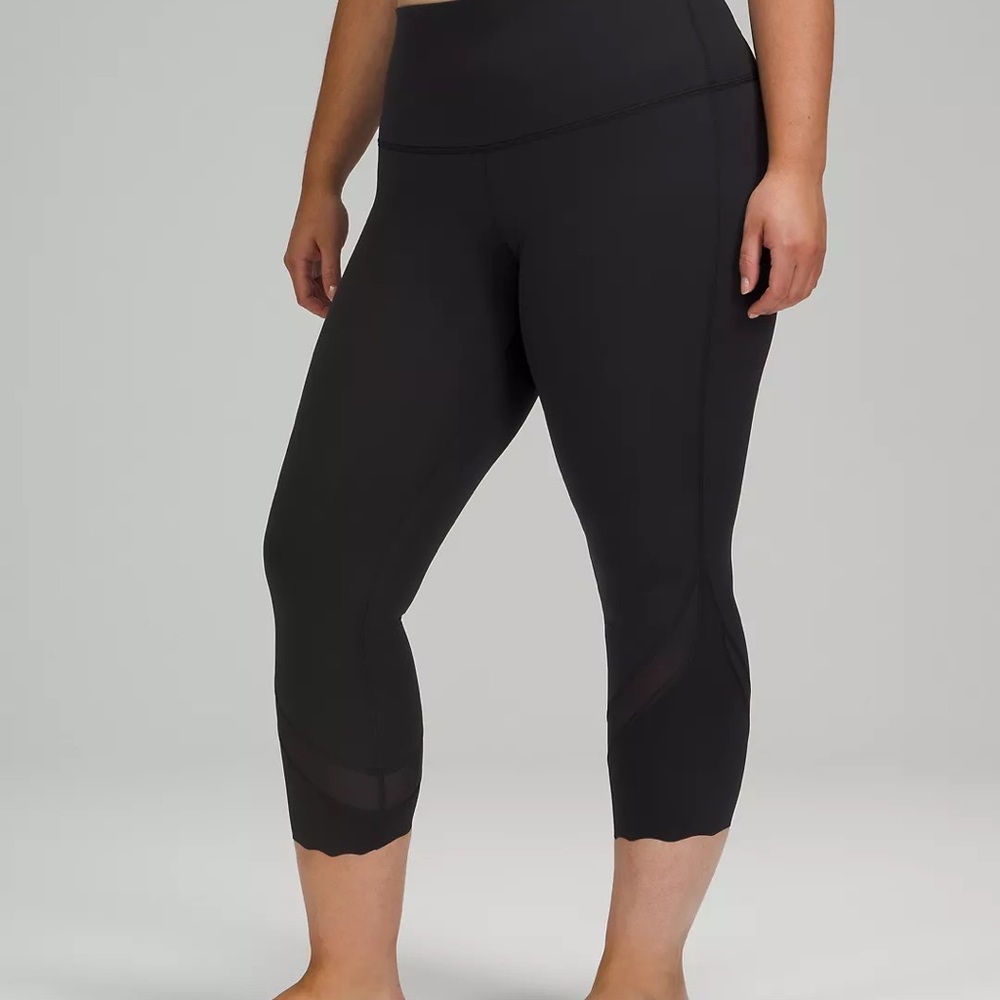 wunder under scalloped hem high rise crop 23” * full on luxtreme